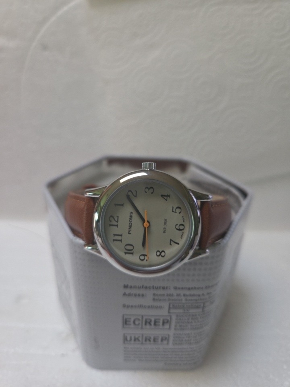 PINDOWS Classic Round Dial Watch in Brown